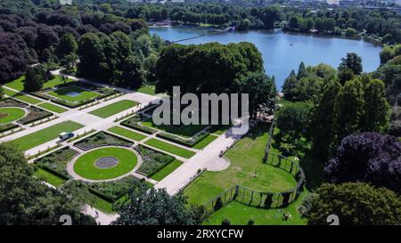 Drohnenansicht auf geometrisch geformten Blumenbeeten im Stadtpark im August - fantastische Natur der Großstadt Hamburg. Kleiner Springbrunnen in der Mitte und Stockfoto