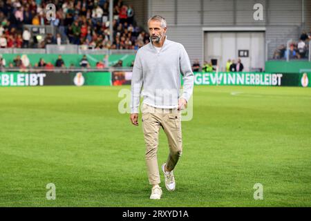 Wiesbaden, Deutschland 27. September 2023: DFB-Pokal - 1 Rd - 2023/2024 - Wehen Wiesbaden vs. RB Leipzig im Bild: Trainer Marco Rose (Leipzig) auf dem Weg zur Trainerbank. /// die DFB-Vorschriften verbieten die Verwendung von Fotografien als Bildsequenzen und/oder Quasi-Video /// Stockfoto