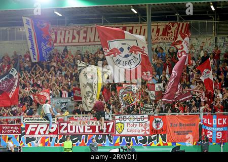 Wiesbaden, Deutschland 27. September 2023: DFB-Pokal - 1 Rd - 2023/2024 - Wehen Wiesbaden vs. RB Leipzig im Bild: Leipziger Fanblock in der Britta Arena. /// die DFB-Vorschriften verbieten die Verwendung von Fotografien als Bildsequenzen und/oder Quasi-Video /// Stockfoto