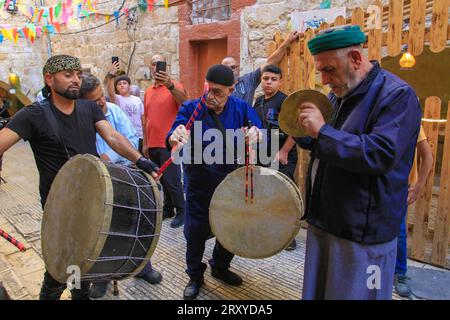 Die Palästinenser schlugen während der Feier der Geburt des Propheten Mohammed in der Altstadt von Nablus Trommeln. Muslime feiern jedes Jahr den Geburtstag des Propheten Muhammad am 12. Von „Rabi“ al-Awwal“, dem dritten Monat im islamischen Kalender. Stockfoto