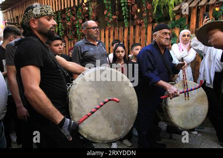 Die Palästinenser schlugen während der Feier der Geburt des Propheten Mohammed in der Altstadt von Nablus Trommeln. Muslime feiern jedes Jahr den Geburtstag des Propheten Muhammad am 12. Von „Rabi“ al-Awwal“, dem dritten Monat im islamischen Kalender. Stockfoto