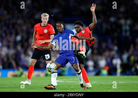 Chelsea Raheem Sterling (links) und Brighton und Hove Albion Tariq Lamptey kämpfen während des dritten Spiels im Carabao Cup in Stamford Bridge, London, um den Ball. Bilddatum: Mittwoch, 27. September 2023. Stockfoto
