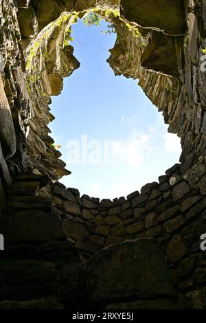 In einer Ruine einer Treppe in Cymer Abbey (Abaty Cymer) in der Nähe von Llanelltyd, Gwynedd, Wales, Großbritannien – 26. September 2023 Stockfoto