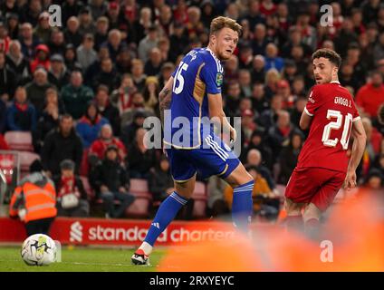 Der FC Liverpool Diogo Jota (rechts) erzielt das dritte Tor der Mannschaft im Carabao Cup in der dritten Runde in Anfield, Liverpool. Bilddatum: Mittwoch, 27. September 2023. Stockfoto