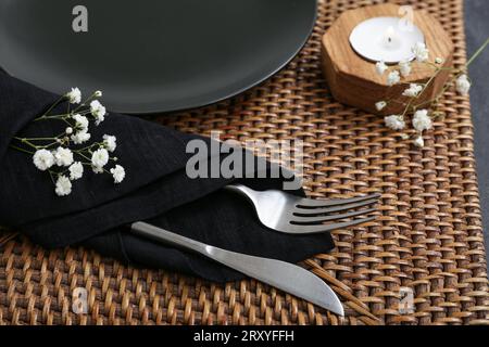 Gypsophila Blumen und Besteck in Serviette gebunden auf Platzmatte, Nahaufnahme Stockfoto