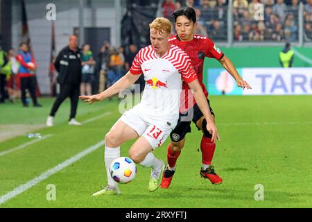 Wiesbaden, Deutschland 27. September 2023: DFB-Pokal - 1 Rd - 2023/2024 - Wehen Wiesbaden vs RB Leipzig im Bild: v. li. im Zweikampf Nicolas Seiwald (Leipzig) gegen Hyun-ju Lee (Wiesbaden). /// die DFB-Vorschriften verbieten die Verwendung von Fotografien als Bildsequenzen und/oder Quasi-Video /// Stockfoto