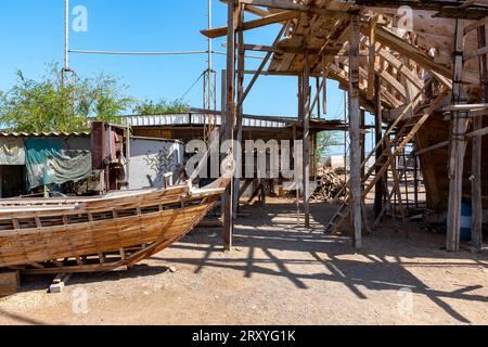 Traditionelle Methode des Baus von Dhow-Booten aus Holz in Sur, Oman Stockfoto