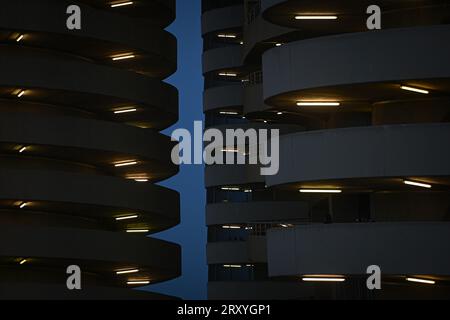 Eine allgemeine Ansicht des San Siro Meazza Stadions, beleuchtet in der Nacht vor dem italienischen Fußballspiel der Serie A FC Internazionale vs Sassuolo im San Siro Stadion in Mailand, Italien am 27. September 2023 Stockfoto