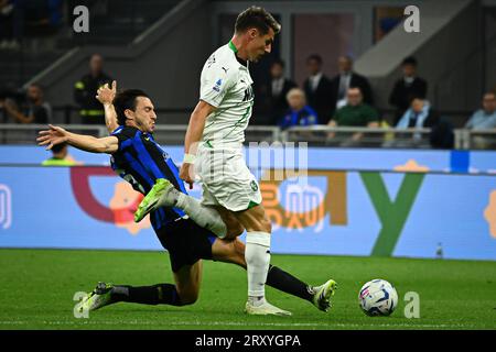 Matteo Darmian vom FC Internazionale und Andrea Pinamonti von Sassuolo in Aktion während des italienischen Fußballspiels Der Serie A FC Internazionale gegen Sassuolo im San Siro Stadion in Mailand am 27. September 2023 Stockfoto