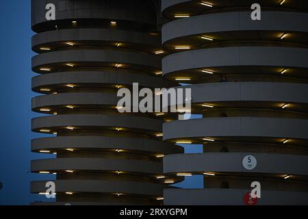Eine allgemeine Ansicht des San Siro Meazza Stadions, beleuchtet in der Nacht vor dem italienischen Fußballspiel der Serie A FC Internazionale vs Sassuolo im San Siro Stadion in Mailand, Italien am 27. September 2023 Stockfoto