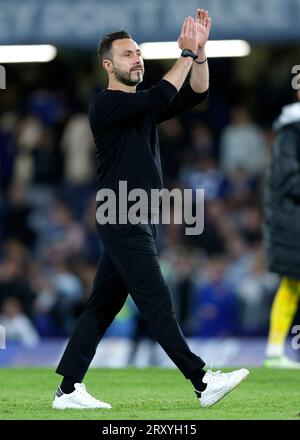 Brighton und Hove Albion Manager Roberto de Zerbi applaudieren den Fans nach dem Spiel des Carabao Cup in der dritten Runde in Stamford Bridge, London. Bilddatum: Mittwoch, 27. September 2023. Stockfoto