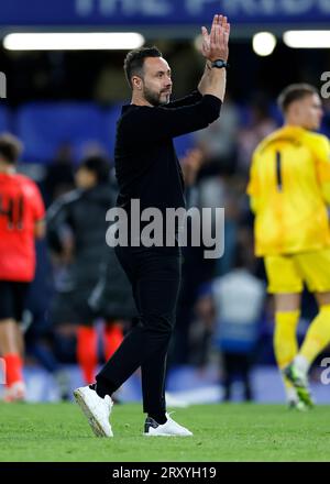 Brighton und Hove Albion Manager Roberto de Zerbi applaudieren den Fans nach dem Spiel des Carabao Cup in der dritten Runde in Stamford Bridge, London. Bilddatum: Mittwoch, 27. September 2023. Stockfoto