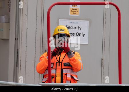 Harefield, Großbritannien. 27. September 2023. Ein HS2 Security Guard fotografiert einen Pressefotografen, der auf einem öffentlichen Bürgersteig steht. Der Bau der HS2 High Speed Rail Phase 1 wird in Harefield im Londoner Stadtteil Hillingdon fortgesetzt. In den letzten Tagen gab es viele Spekulationen, dass Premierminister Rishi Sunak die Annullierung der HS2 High Speed Rail Northern Leg von Birmingham nach Manchester ankündigen wird. Die Arbeiten am HS2 Euston Terminus in London wurden bereits eingestellt, und das Eastern Leg von HS2 wurde bereits eingestellt. Fünf Bürgermeister der Labour-Partei aus ganz England, darunter Sadiq Stockfoto