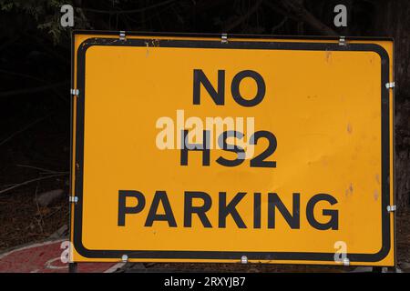 Harefield, Großbritannien. 27. September 2023. Ein Schild ohne HS2-Parkplatz in Harefield. Lkw von HS2-Auftragnehmern werden regelmäßig auf vielen Straßen in der Region geparkt. Der Bau der HS2 High Speed Rail Phase 1 wird in Harefield im Londoner Stadtteil Hillingdon fortgesetzt. In den letzten Tagen gab es viele Spekulationen, dass Premierminister Rishi Sunak die Annullierung der HS2 High Speed Rail Northern Leg von Birmingham nach Manchester ankündigen wird. Die Arbeiten am HS2 Euston Terminus in London wurden bereits eingestellt, und das Eastern Leg von HS2 wurde bereits eingestellt. Fünf Bürgermeister Der Labour-Partei Stockfoto