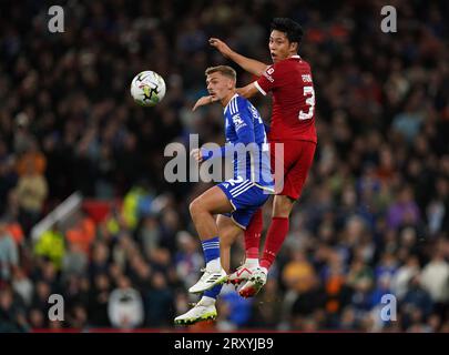 Kiernan Dewsbury-Hall (links) und Wataru Endo von Leicester City kämpfen während des Carabao Cup-Spiels in der dritten Runde in Anfield, Liverpool, um den Ball. Bilddatum: Mittwoch, 27. September 2023. Stockfoto