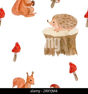 Nahtloses Waldmuster in Aquarellfarben mit Igel, Eichhörnchen und Pilzen. Handdruck mit Waldbewohnern, Waldflora und -Fauna, süßen Waldanim Stockfoto