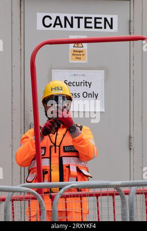 Harefield, Großbritannien. 27. September 2023. Ein HS2 Security Guard fotografiert einen Pressefotografen, der auf einem öffentlichen Bürgersteig steht. Der Bau der HS2 High Speed Rail Phase 1 wird in Harefield im Londoner Stadtteil Hillingdon fortgesetzt. In den letzten Tagen gab es viele Spekulationen, dass Premierminister Rishi Sunak die Annullierung der HS2 High Speed Rail Northern Leg von Birmingham nach Manchester ankündigen wird. Die Arbeiten am HS2 Euston Terminus in London wurden bereits eingestellt, und das Eastern Leg von HS2 wurde bereits eingestellt. Fünf Bürgermeister der Labour-Partei aus ganz England, darunter Sadiq Stockfoto