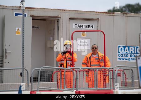 Harefield, Großbritannien. 27. September 2023. Ein HS2 Security Guard fotografiert einen Pressefotografen, der auf einem öffentlichen Bürgersteig steht. Der Bau der HS2 High Speed Rail Phase 1 wird in Harefield im Londoner Stadtteil Hillingdon fortgesetzt. In den letzten Tagen gab es viele Spekulationen, dass Premierminister Rishi Sunak die Annullierung der HS2 High Speed Rail Northern Leg von Birmingham nach Manchester ankündigen wird. Die Arbeiten am HS2 Euston Terminus in London wurden bereits eingestellt, und das Eastern Leg von HS2 wurde bereits eingestellt. Fünf Bürgermeister der Labour-Partei aus ganz England, darunter Sadiq Stockfoto