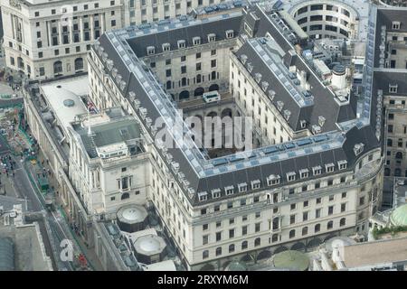 London, UK, 27. September 2023: Die Bank of England (rechts) aus einer neuen, freien Sicht hat heute eröffnet, die Horizon 22 genannt wird. Von Bishopsgate in der City of London aus ist der Aussichtspunkt im 58. Stock in einem Gebäude der AXA der höchste freie Aussichtspunkt Europas mit einem klaren Blick über den Cheesegrater und den Shard und direkt über London. Anna Watson/Alamy Live News Stockfoto