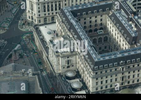 London, UK, 27. September 2023: Die Bank of England (rechts) aus einer neuen, freien Sicht hat heute eröffnet, die Horizon 22 genannt wird. Von Bishopsgate in der City of London aus ist der Aussichtspunkt im 58. Stock in einem Gebäude der AXA der höchste freie Aussichtspunkt Europas mit einem klaren Blick über den Cheesegrater und den Shard und direkt über London. Anna Watson/Alamy Live News Stockfoto