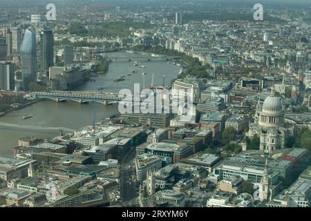 London, UK, 27. September 2023: St Paul's Cathedral, die Themse und die Dächer von London, aus einem neuen, freien Blickwinkel, Horizon 22. Von Bishopsgate in der City of London aus ist der Aussichtspunkt im 58. Stock in einem Gebäude der AXA der höchste freie Aussichtspunkt Europas mit einem klaren Blick über den Cheesegrater und den Shard und direkt über London. Anna Watson/Alamy Live News Stockfoto