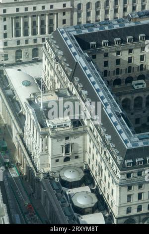 London, UK, 27. September 2023: Die Bank of England (rechts) aus einer neuen, freien Sicht hat heute eröffnet, die Horizon 22 genannt wird. Von Bishopsgate in der City of London aus ist der Aussichtspunkt im 58. Stock in einem Gebäude der AXA der höchste freie Aussichtspunkt Europas mit einem klaren Blick über den Cheesegrater und den Shard und direkt über London. Anna Watson/Alamy Live News Stockfoto