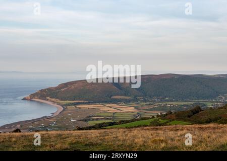 Blick von der Spitze des Porlock Hill von Bossington Beach und Hurlstone Point im Exmoor National Park Stockfoto