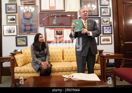 Lindsey Graham, Senior United States Senator aus South Carolina, mit seinem Geschenk von Innenministerin Suella Braverman, als sie sich in seinem Büro auf Capitol Hill, Washington DC, während ihres dreitägigen Besuchs in den USA treffen. Bilddatum: Mittwoch, 27. September 2023. Stockfoto