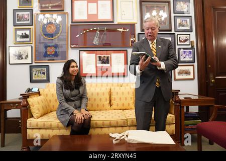 Lindsey Graham, Senior United States Senator aus South Carolina, mit seinem Geschenk von Innenministerin Suella Braverman, als sie sich in seinem Büro auf Capitol Hill, Washington DC, während ihres dreitägigen Besuchs in den USA treffen. Bilddatum: Mittwoch, 27. September 2023. Stockfoto