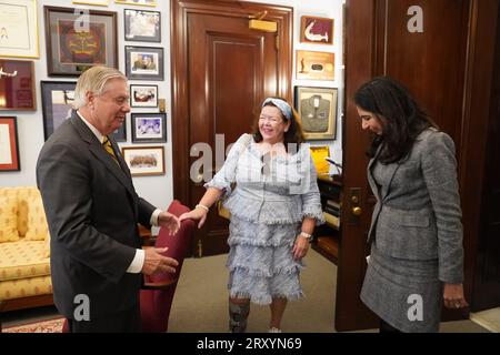 Innenministerin Suella Braverman, Botschafterin des vereinigten königreichs in den USA Karen Pierce, traf Lindsey Graham, Senior US-Senatorin aus South Carolina, in seinem Büro auf dem Capitol Hill, Washington DC, während ihres dreitägigen Besuchs in den USA. Bilddatum: Mittwoch, 27. September 2023. Stockfoto