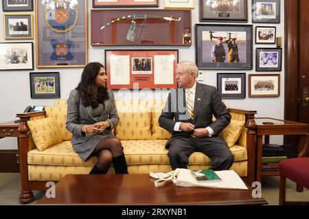 Die Innenministerin Suella Braverman traf Lindsey Graham, die hohe Senatorin der Vereinigten Staaten aus South Carolina, in seinem Büro auf Capitol Hill, Washington DC, während ihres dreitägigen Besuchs in den USA. Bilddatum: Mittwoch, 27. September 2023. Stockfoto
