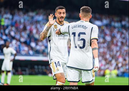 27. September 2023, Madrid, Spanien: Jose Luis Sanmartin Mato (Joselu) (Real Madrid) und Federico Valverde (Real Madrid) während des Fußballspiels der spanischen Meisterschaft La Liga EA Sports zwischen Real Madrid und Las Palmas am 27. September 2023 im Bernabeu Stadion in Madrid, Spanien (Credit Image: © Alberto Gardin/ZUMA Press Wire) NUR REDAKTIONELLE VERWENDUNG! Nicht für kommerzielle ZWECKE! Stockfoto