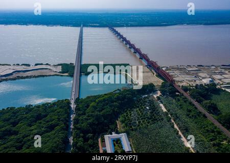 Blick aus der Vogelperspektive auf die Lalon Shah Bridge und die Hardinge Bridge über den Padma River bei Pakshi. Pabna, Bangladesch. Stockfoto