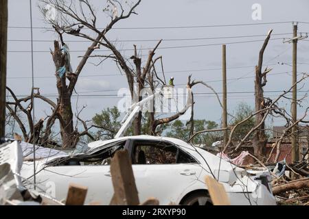 Rollgabel, Vereinigte Staaten von Amerika. 12. April 2023. Die Folgen von Häusern und Fahrzeugen, die Wochen nach einem EF4-Tornado, der am 12. April 2023 in Rolling Fork, Mississippi, durch Trümmer zerstört wurden. Der gewaltige Tornado zerstörte den größten Teil von Rolling Fork, tötete 17 Menschen und verletzte am 24. März mindestens 165 weitere. Lance Cheung/USDA Media/Alamy Live News Stockfoto