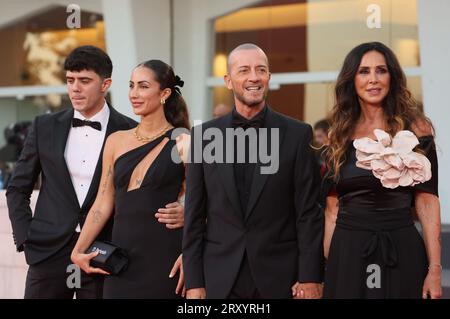 VENEDIG, ITALIEN - SEPTEMBER 08: Gabriella Labate, Raffaele Riefoli, auch bekannt als Raf, Samuele Riefoli und Bianca Aleida Riefoli Stockfoto