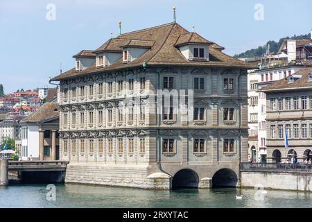 Zürcher Rathaus gegenüber Limmat, Altstadt, Stadt Zürich, Zürich, Schweiz Stockfoto