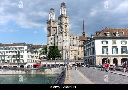 Grossmünster-Kirche über Münsterbrücke, Altstadt, Stadt Zürich, Zürich, Schweiz Stockfoto