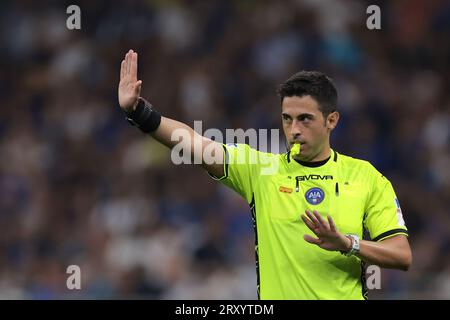 Mailand, Italien, 27. September 2023. Der Schiedsrichter Luca Massimi reagiert während des Spiels der Serie A in Giuseppe Meazza, Mailand. Auf dem Bild sollte stehen: Jonathan Moscrop / Sportimage Stockfoto