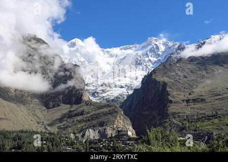 Baltit Fort unterhalb der schneebedeckten Gipfel von Ultar SAR im Norden Pakistans Stockfoto