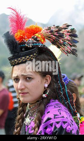 Kalash Woman kleidete sich für das Uchaw Summer Festival Stockfoto