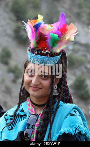 Kalash Woman kleidete sich für das Uchaw Summer Festival Stockfoto