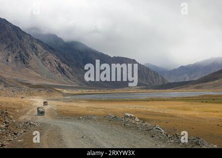 Fahrzeuge, die über den entfernten Shandur Pass im Norden Pakistans fahren Stockfoto