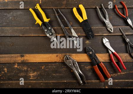 Flay-Lay mit verschiedenen Stilen und Zangenarten, die zu Hause oder in der Werkstatt verwendet werden Stockfoto