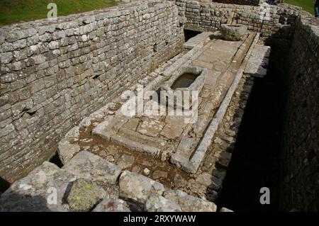 Überreste römischer Bauten am Housesteads Roman Fort (Vercovicium) an der Hadrians Wall. Hexham, England, Großbritannien. Stockfoto