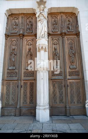 Basilique Saint-Epvre Nancy in Frankreich, Holztür der Kathedrale mit Schnitzerei, Département Lothringen Stockfoto