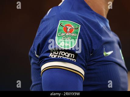 Ein Carabao Cup-Abzeichen auf einem Hemdärmel beim Spiel Chelsea V Brighton und Hove Albion EFL Carabao Cup in Stamford Bridge, London, UK am 27. September 2023. Stockfoto