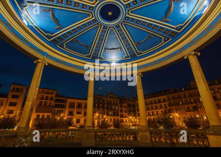 Blick vom Pavillon auf der Plaza del Castillo bei Nacht, Pamplona, Navarra, Spanien Stockfoto