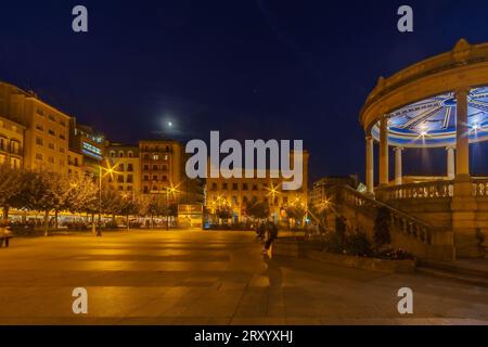 Blick über den Plaza del Castillo bei Nacht mit dem Pavillon der Bandbühne, Pamplona, Navarra, Spanien Stockfoto