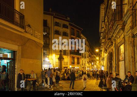 Typischer Blick auf die Straße während des Festivals in Pamplona, Navarra, Spanien Stockfoto