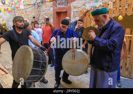 Die Palästinenser schlugen während der Feier der Geburt des Propheten Mohammed in der Altstadt von Nablus Trommeln. Muslime feiern jedes Jahr den Geburtstag des Propheten Muhammad am 12. Von „Rabi“ al-Awwal“, dem dritten Monat im islamischen Kalender. (Foto: Nasser Ishtayeh/SOPA Images/SIPA USA) Stockfoto